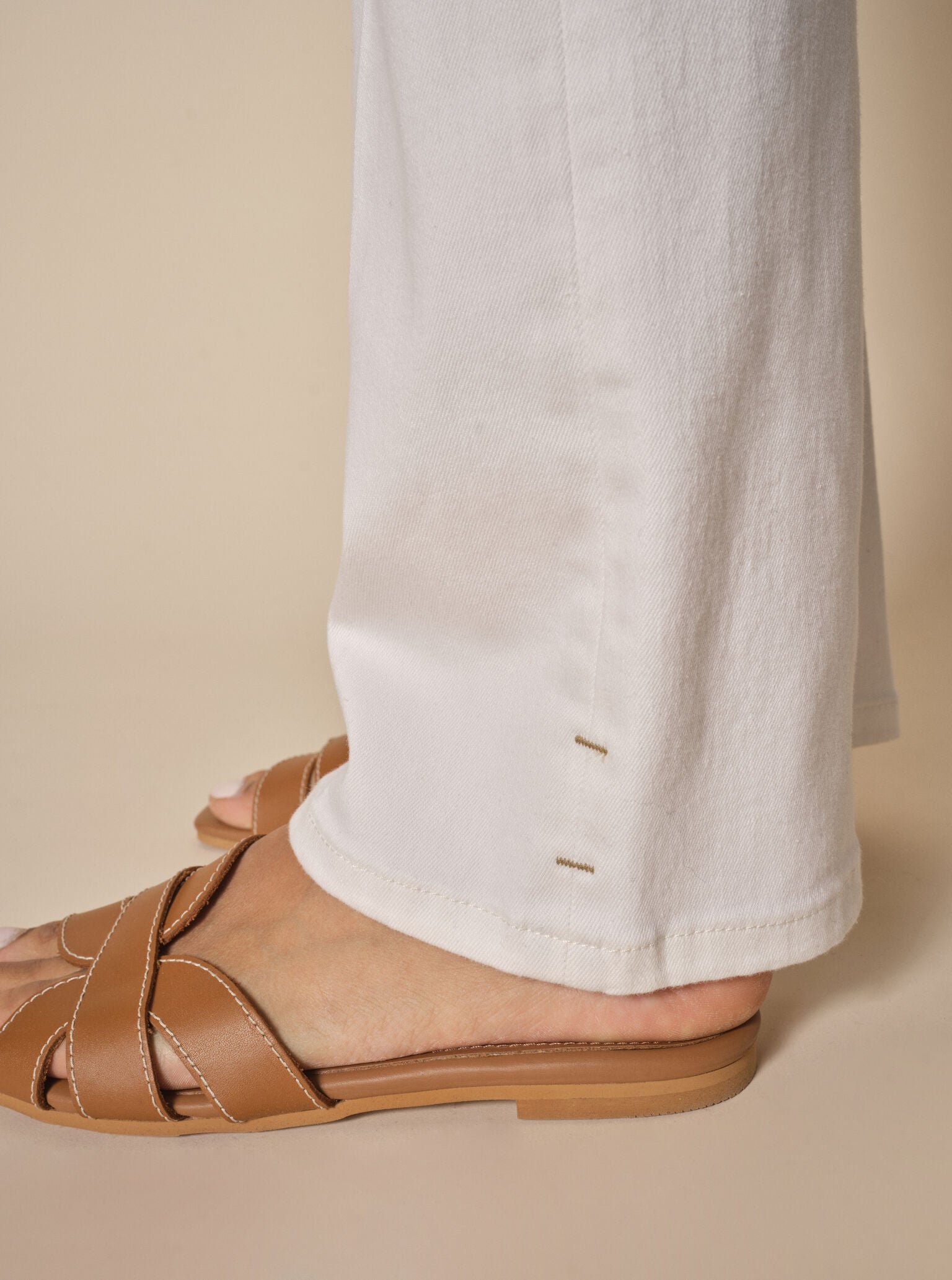 Modelshot / White / Detail